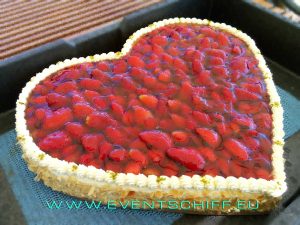 Erdbeerherz Torte an Bord - Catering by AHOI Yachting