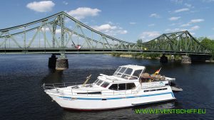 Yacht vor Glienicker Brücke - Spybridge